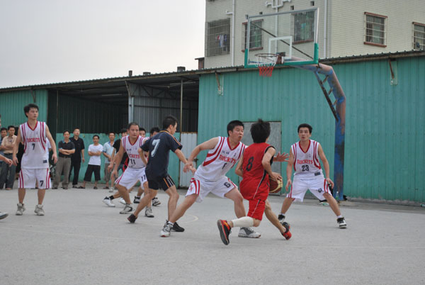 拥城公司与武冈人网联队于8月15日进行篮球友谊比赛组图一