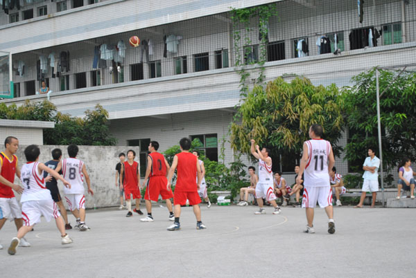 拥城公司与武冈人网联队于8月15日进行篮球友谊比赛组图二